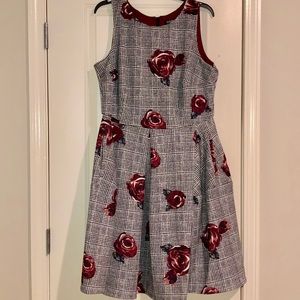 Sleeveless dress with pockets.